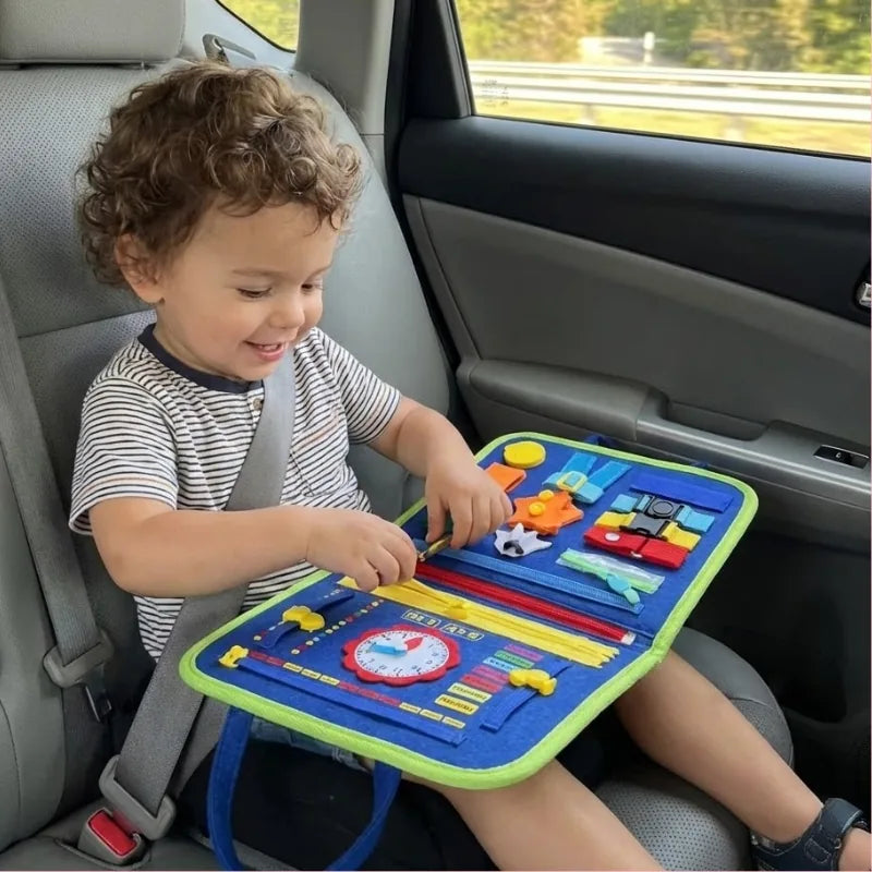 Peque jugando en el coche