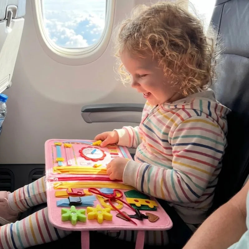 Peque jugando con el tablero Jueguita en un avión